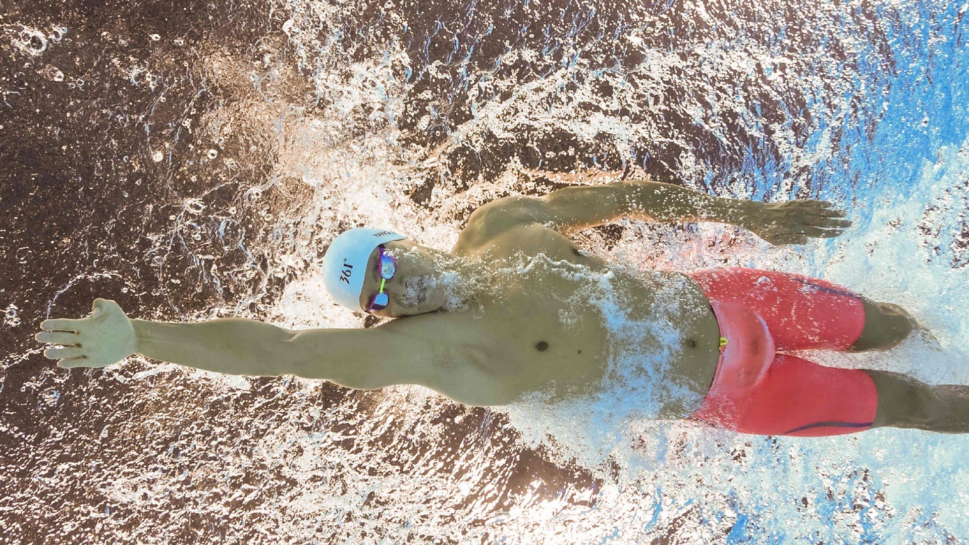 湖人中锋荣膺最佳防守球员 引发球迷热议，湖人队最强中锋